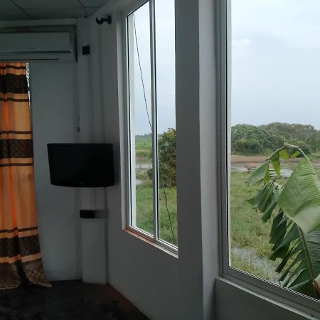 Qiqi Airport Villa คาตุนายากา ภายนอก รูปภาพ